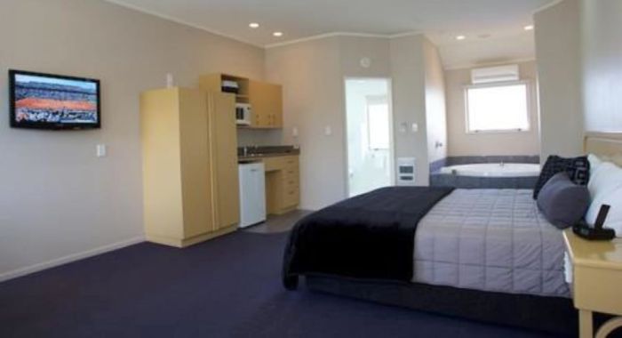 free WiFi and in-room spa pools